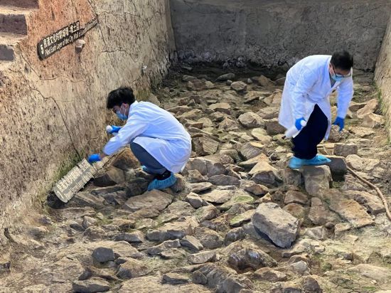 圖為文保工作者在良渚古城南城墻展示點噴灑可抑制苔蘚和霉菌的純天然植物制劑。杭州良渚古城遺址世界遺產監測管理中心供圖