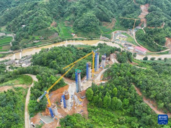 7月9日拍攝的黃百鐵路貴州段六志河特大橋施工現場（無人機照片）。新華社記者 劉續 攝
