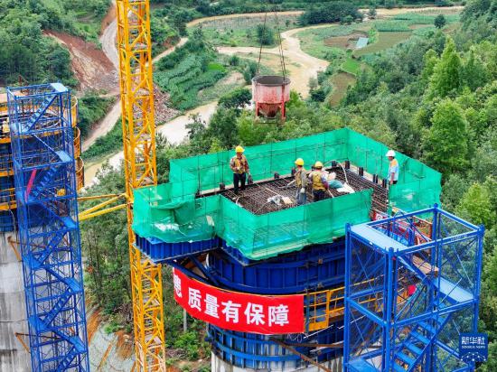 7月9日，工作人員對橋墩進行最后的混凝土澆筑（無人機照片）。新華社記者 劉續 攝