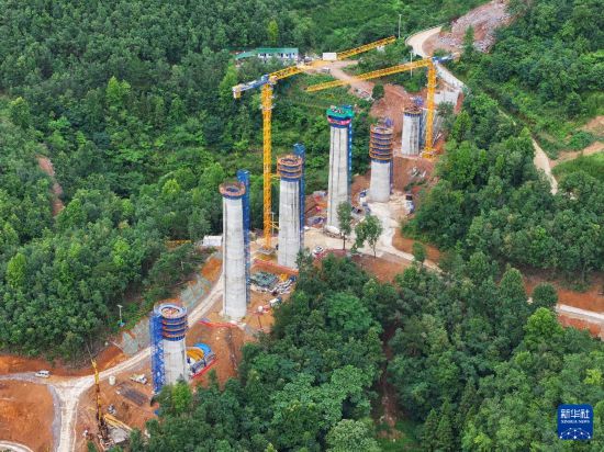 7月9日拍攝的黃百鐵路貴州段六志河特大橋施工現場（無人機照片）。新華社記者 劉續 攝