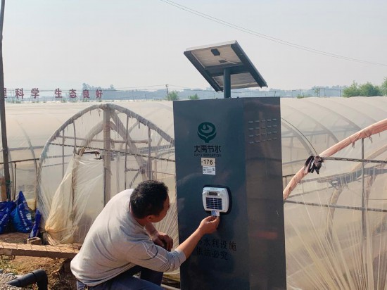 昆明市晉寧區晉城街道回龍村村民鄭金正在刷卡取用農業用水。新華社記者熊軒昂 攝