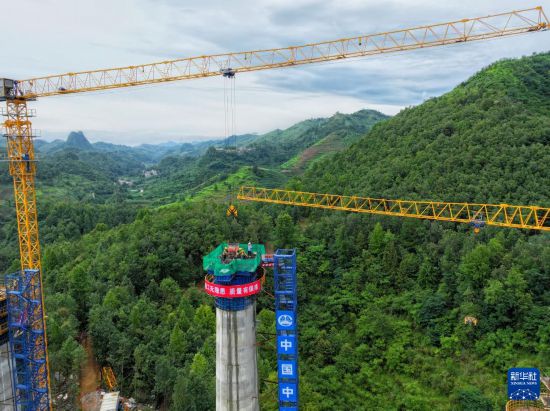 7月9日，工作人員對橋墩進行最后的混凝土澆筑（無人機照片）。新華社記者 劉續 攝