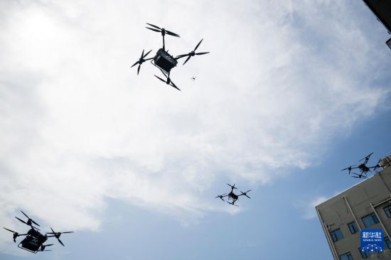 6月16日，幾架無人機從漢商低空港停機坪起飛。新華社記者 伍志尊 攝