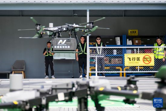6月16日，在漢商低空港停機坪，工作人員操控一架無人機降落。新華社記者 伍志尊 攝