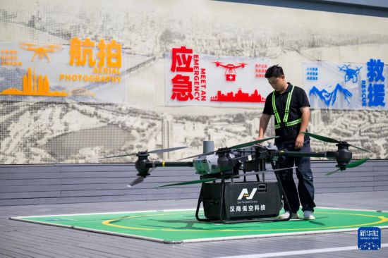 6月16日，在漢商低空港停機坪，一名工作人員在起飛前檢查無人機工作狀態。新華社記者 伍志尊 攝