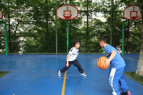 小學生在打籃球