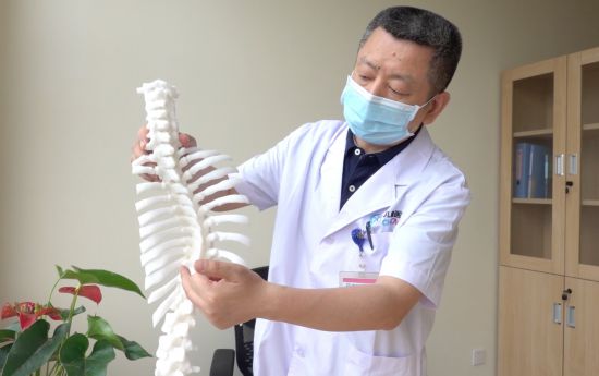 重慶醫科大學附屬兒童醫院骨科主任醫師劉星展示脊柱側彎模型