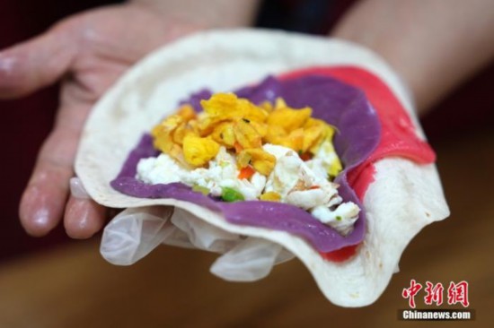 資料圖：參與活動的居民手中的烙餅攤雞蛋。中新社記者 崔楠 攝