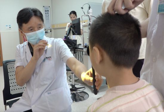重慶醫科大學附屬兒童醫院眼科主任醫師劉勍接診小患者