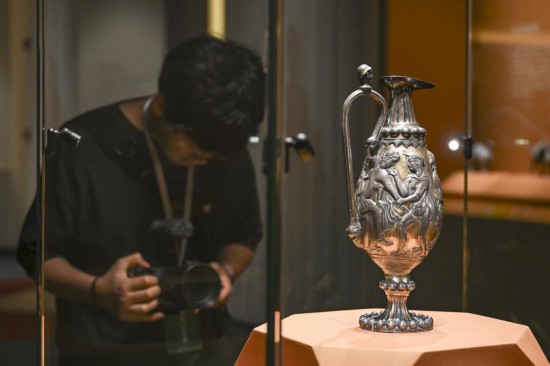 7月8日，媒體人員在上海博物館東館“華彩六盤·寧夏固原文物精品展”上拍攝展品鎏金銀壺。 新華社發（陳浩明攝）