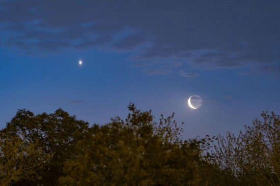 2025年4月25日，在北京亦莊拍攝的金星伴月。（馬勁 攝）