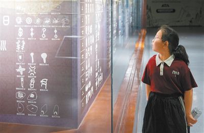 游客在銀川世界巖畫館參觀。