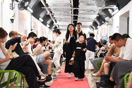 人們在南京北極巖人防工程避暑納涼。新華社發（楊素平 攝）