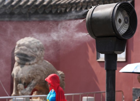 沈陽故宮入口處安裝了冷霧降溫風扇，為游客送上清涼。新華社記者 李鋼 攝
