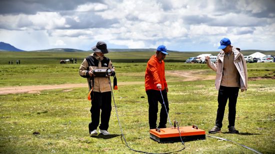 7月29日，范越（右一）和隊員們使用探地雷達對濕地邊土地進行掃描。新華社記者 邱婧熠 攝