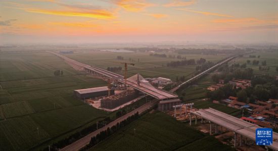 一輛列車駛向轉體完成的斜拉橋（8月6日攝，無人機照片）。新華社發（王觀生 攝）