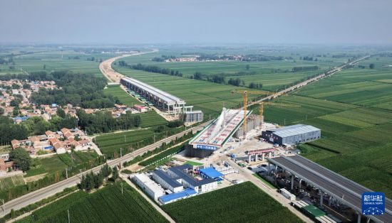 這是轉體前的斜拉橋（8月6日攝，無人機照片）。  新華社發（王觀生 攝）