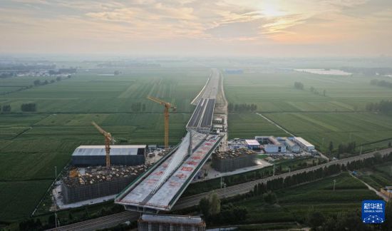 這是正在轉體的斜拉橋（8月6日攝，無人機照片）。  新華社發（王觀生 攝）