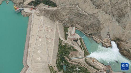 這是8月6日拍攝的烏魯瓦提水利樞紐（無人機照片）。新華社記者 周佳誼 攝