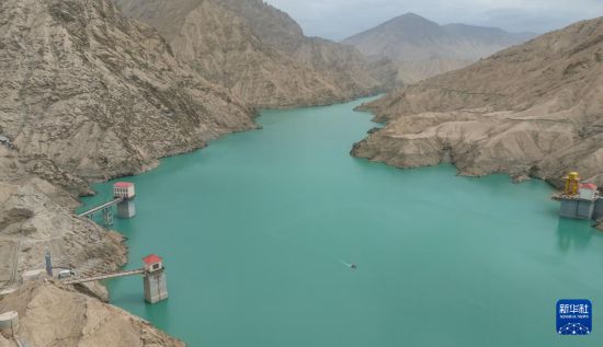 這是8月6日拍攝的新疆和田地區和田縣朗如鄉烏魯瓦提水庫（無人機照片）。新華社記者 周佳誼 攝