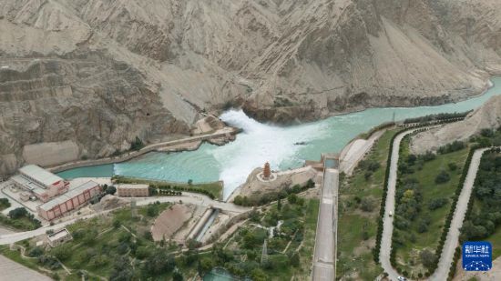 這是8月6日拍攝的新疆和田地區和田縣朗如鄉烏魯瓦提水利樞紐（無人機照片）。新華社記者 周佳誼 攝
