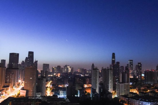 2022年5月1日，在天津南開區拍攝的金（右下）木（左上）極近。（楊婧 攝）