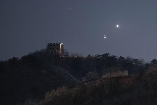 2023年3月2日，在北京懷柔區水長城拍攝的金（右上）木（左下）極近。（周博 攝）