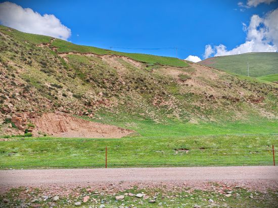 在聶恰曲與通天河交匯處附近，一排圍欄將草場與公路隔開。新華社記者 邱婧熠 攝