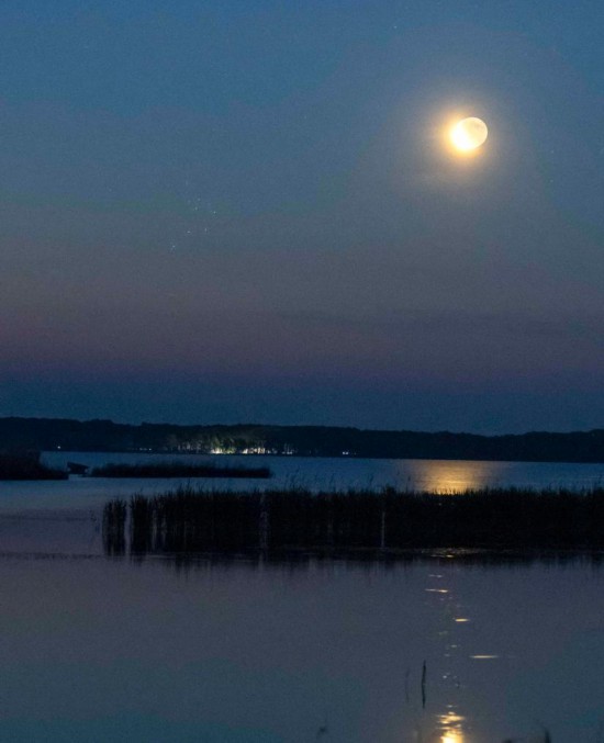 2025年6月23日，在黑龍江齊齊哈爾市克欽湖拍攝的月伴昴星團。（王勇剛 攝）