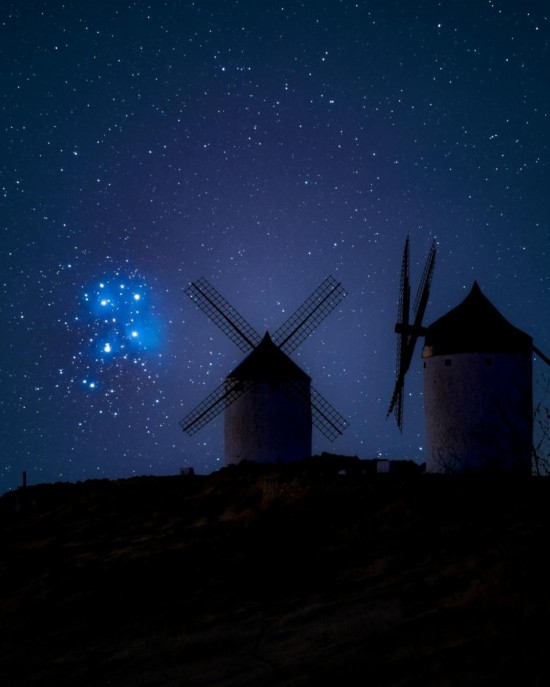 2022年11月20日，在西班牙風車小鎮孔蘇埃格拉，昴星團剛好在風車旁升起。（張一林 攝）