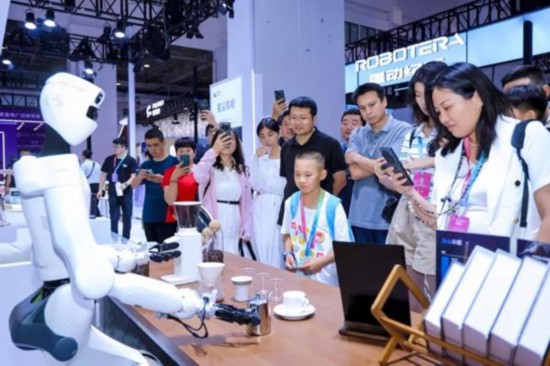 星塵智能“Astribot S1”正在為觀眾制作咖啡。本文圖片均由受訪者提供