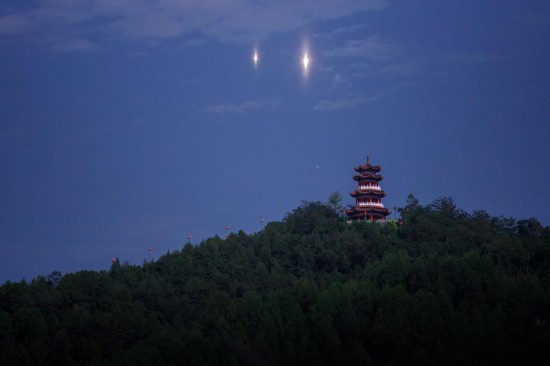 2025年8月12日凌晨，在甘肅省隴南市拍攝的木星（左）和金星（右）。（魯罡攝，星聯CSVA供圖）