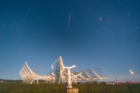 2025年8月13日凌晨，在內蒙古自治區錫林郭勒盟正鑲白旗拍攝的木星（上）和金星（下）。（鐘奕攝）