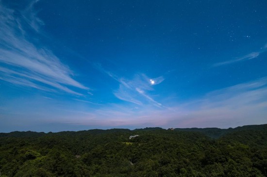 2025年8月13日凌晨，在廣西壯族自治區大明山國家級自然保護區拍攝的木星（上）和金星（下）。（王晉攝，星聯CSVA供圖）