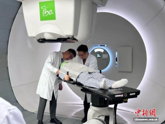圖為8月19日，患者接受質子治療。四川省腫瘤醫院 供圖