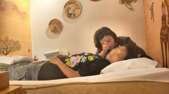 采耳“初體驗”，00后白妍玉表示很享受。李朝平/攝