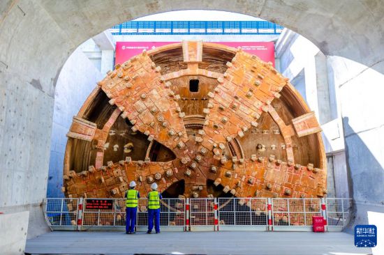 8月28日，技術人員查看盾構機刀盤出洞后狀態。新華社發（王曉婧 攝）