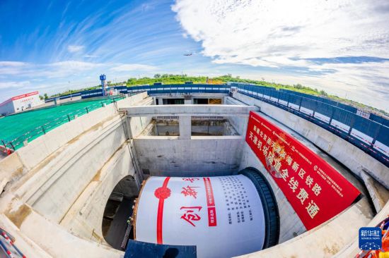 這是8月28日拍攝的“京濱創新號”盾構機接收現場。     新華社發（王曉婧 攝）