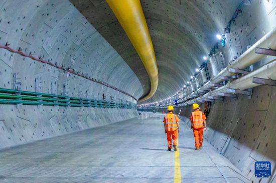 8月28日，工作人員在隧道內巡檢。     新華社發（王曉婧 攝）