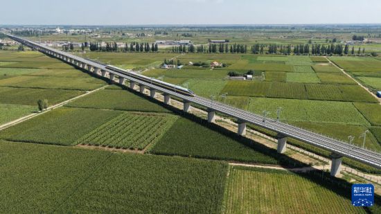 8月31日，綜合檢測列車在包銀高鐵包惠段進行拉通試驗（無人機照片）。新華社發（劉嘉程攝）