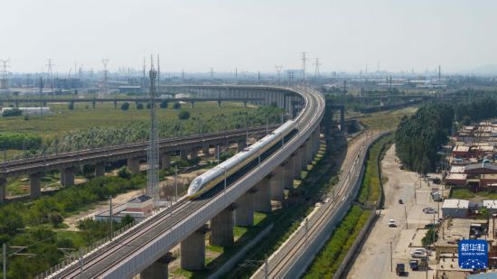8月31日，綜合檢測列車在包銀高鐵包惠段進行拉通試驗（無人機照片）。     新華社發（楊睿迪攝）