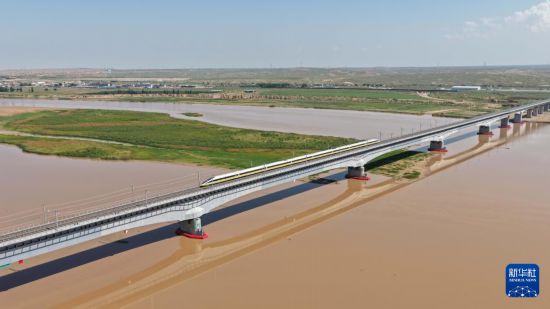8月31日，綜合檢測列車在包銀高鐵包惠段進行拉通試驗（無人機照片）。     新華社發（劉嘉程攝）