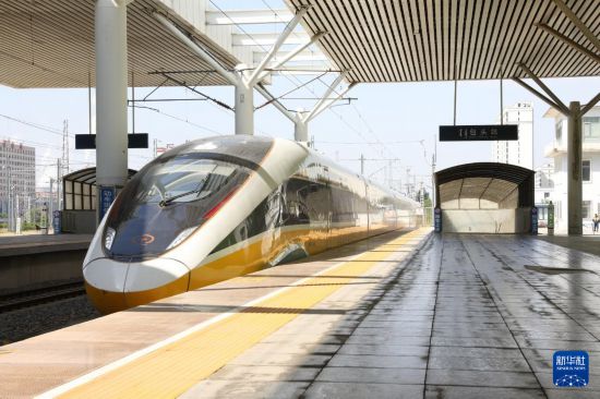 8月31日，綜合檢測列車駛出包頭站，開始在包銀高鐵包惠段進行拉通試驗。新華社發（溫宇軒攝）