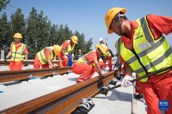 9月1日，工作人員在河北省河間市施工。     新華社發（袁瑞宇 攝）