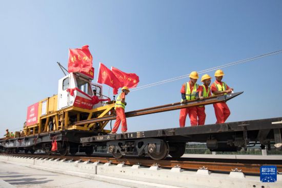 9月1日，工作人員在河北省河間市施工。新華社發（袁瑞宇 攝）