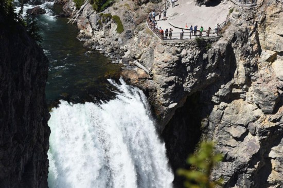 2019年9月3日，游客在美國黃石國家公園觀賞下瀑布。新華社記者韓芳攝