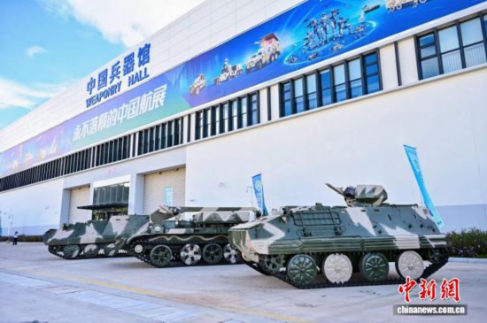 展示在中國兵器館室外展陳區域的坦克等裝備。中國兵器館 供圖
