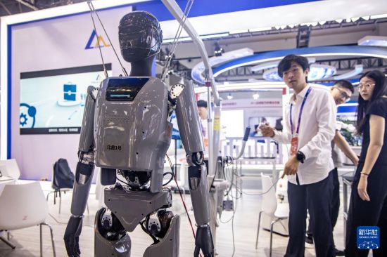 9月4日，工作人員在2025世界智能產業博覽會會場調試機器人。新華社記者 唐奕 攝