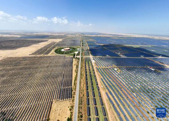 這是庫布其沙漠里的蒙西基地庫布其200萬千瓦光伏治沙項目區（9月3日攝，無人機照片）。新華社記者 李志鵬 攝