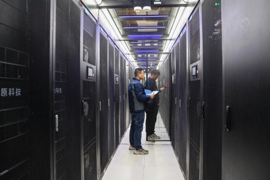 2025年1月6日，工作人員在中國移動（甘肅·慶陽）數據中心機房內巡檢。 新華社記者 郎兵兵 攝